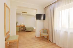 Телевизор и/или развлекательный центр в Luna Esperanca Centro Hotel
