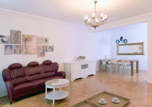 een woonkamer met een bank en een tafel bij City Pearl Apartment in Ljubljana
