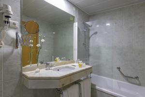 Ванная комната в Luna Esperanca Centro Hotel