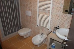 un piccolo bagno con servizi igienici e lavandino di La Maison Rouge b&b a Ginosa Marina