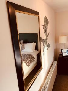 Un pat sau paturi într-o cameră la The Swan Hotel
