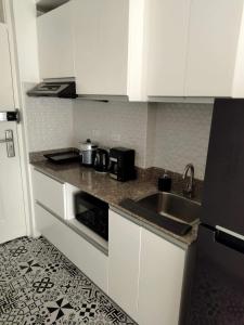 Kuchyň nebo kuchyňský kout v ubytování Soderberg By J&J Homes At Amani Grand Resort Residences Near Airport