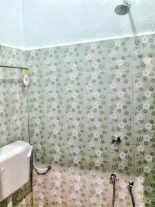 Ένα μπάνιο στο Rose Inn Motel