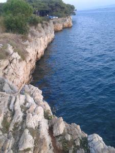 eine Gruppe von Steinen auf der Wasserseite in der Unterkunft Sea view apartman Antonio in Zadar