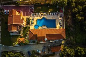 una vista aérea de una casa con piscina en Villa Voula en Agios Stefanos