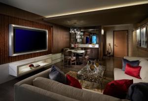 Seminole Hard Rock Hotel and Casino Tampa في تامبا: غرفة معيشة مع أريكة وتلفزيون