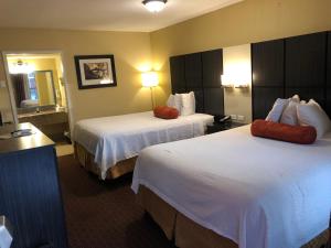 pokój hotelowy z 2 łóżkami z białą pościelą w obiekcie Emerson Inn - Jacksonville w mieście Jacksonville