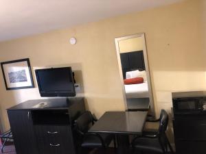 Pokój hotelowy z biurkiem i lustrem w obiekcie Emerson Inn - Jacksonville w mieście Jacksonville