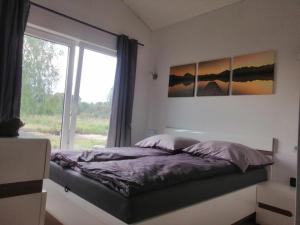 Кровать или кровати в номере Kuldigas Holiday House
