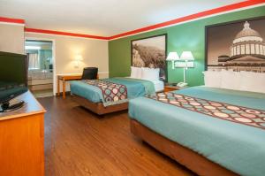 Un pat sau paturi într-o cameră la Super 8 by Wyndham Little Rock/Otter Creek