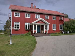 ein rotes Haus mit rotem Dach in der Unterkunft Bed & Breakfast Willa Armas in Övertorneå