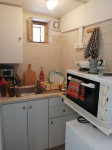 A kitchen or kitchenette at Rodomelo Cute Studio 1 Még 14 kép