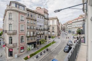 Blick auf eine Stadtstraße mit Gebäuden in der Unterkunft BOUTIQUE Rentals-Kihara’s Ribeira Apt with great views in Porto