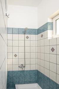 bagno con doccia e lavandino di La Casa - traditionally elegant apt 38m2 w prk grd a Ioannina