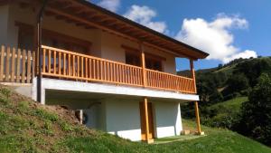 ein Haus mit Balkon auf einem Hügel in der Unterkunft El Mirador de Bodes in Bodes