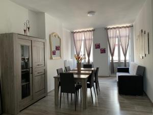 een eetkamer met een tafel en stoelen bij Modern Apartment Second Floor in Brussel