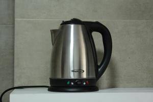- Hervidor de té sobre una nevera en Departamento en el centro de Bariloche, en San Carlos de Bariloche