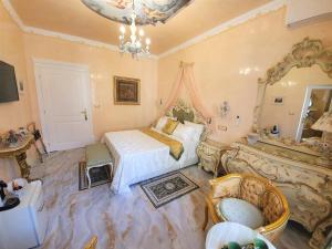 um quarto com uma cama e uma banheira em FD Luxury rooms em Verona