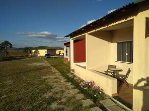 a house with a table and a bench next to it at Mirante do Morro in Alto Paraíso de Goiás