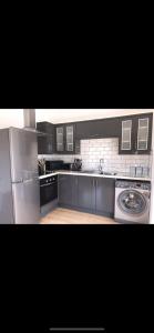 洛赫博伊斯代爾的住宿－The Chalet, 444 North Lochboisdale，厨房配有不锈钢冰箱和洗碗机