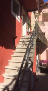 eine Gruppe Treppen an der Seite eines Gebäudes in der Unterkunft Chez Rosine in Saint-Sauveur-sur-Tinée