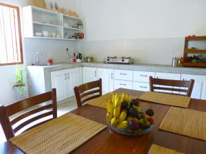 eine Küche mit einem Tisch mit einer Obstschale darauf in der Unterkunft Sooriya Villa in Mirissa