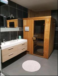 y baño con lavabo y encimera. en Loft Design Typikindi en Douai