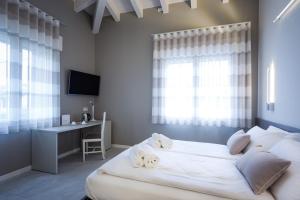 A bed or beds in a room at Borgocinquanta