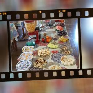 una foto de una mesa llena de platos de comida en H2O Termal en Concordia