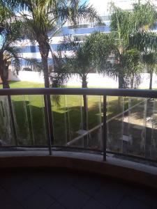 balcón con palmeras y vistas al océano en V. Gaivota 1 quarto, en Florianópolis