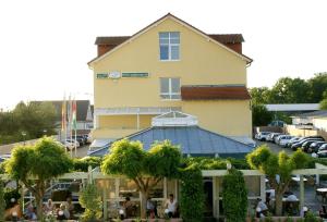 a view of the hotel from the parking lot at Hotel Waghäuseler Hof GmbH in Waghäusel