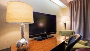 En tv och/eller ett underhållningssystem på Denver North Hotel