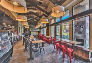 Restaurace v ubytování Unequalled Ski in Out Location Next to Gondola, Superior 1BR, Pool, Condo Nast Winner B214B