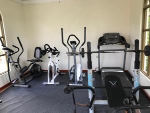 um ginásio com várias bicicletas de exercício e máquinas de andar em Rayon Hotel em Negril