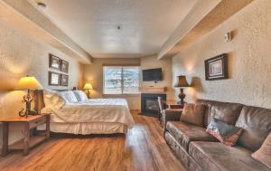 ein Wohnzimmer mit Sofa und Bett in der Unterkunft Steps to skiing, resort property, mountain views, shared hot tub, sauna, steam room 223 in Park City + 18 Fotos