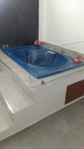 a blue tub sitting on top of a counter at HOTEL EL EDEN IXTAPALUCA in Ixtapaluca