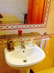 um lavatório branco na casa de banho com um espelho em Villa Sol Mar - Estoril em Estoril