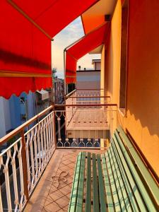 洛阿諾的住宿－Sea view Riviera Deluxe，大楼内的阳台设有绿色长凳