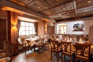 ein Esszimmer mit Holztischen und -stühlen in der Unterkunft Hotel Bechlwirt in Kirchberg in Tirol