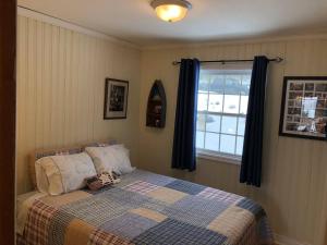 En eller flere senge i et værelse på Best View Wonderland - Cozy Cabin on Pond in Deer Park