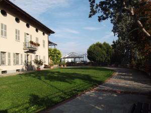 a view of the yard of a house and a bridge at Locanda del Boscogrande in Montegrosso dʼAsti