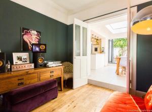 Un pat sau paturi într-o cameră la Regency Cottage +69 fotografii
