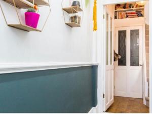 una habitación con una pared con una tabla de blueboard en Regency Cottage en Brighton & Hove