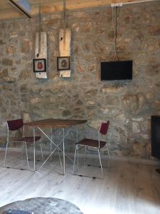 A television and/or entertainment centre at La Cabaña de Bernardina