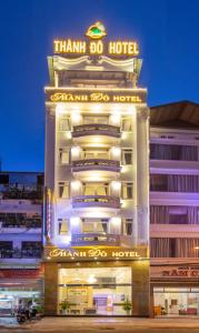 a hotel with a sign on the front of it at Thanh Do Hotel in Da Lat