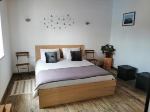 Un dormitorio con una cama con estrellas negras en la pared. en Casa da Paraventa, en Gaieiras 10 fotos más