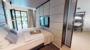 een slaapkamer met een groot bed en een eetkamer bij White Pearl Apartment 0.12 in Timmendorfer Strand