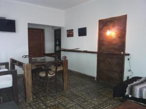 Habitación con mesa, sillas y puerta en Entre Acequias en General Alvear