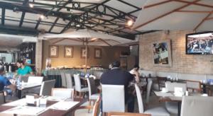 Restaurace v ubytování Loft Confortável e Moderno