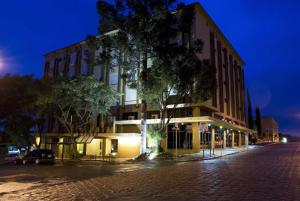 un bâtiment au bord d'une rue la nuit dans l'établissement Planalto Hotel, à Canoinhas